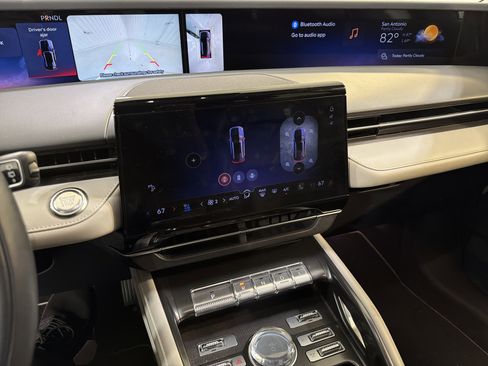 Used 2024 Lincoln Nautilus Premier image 18