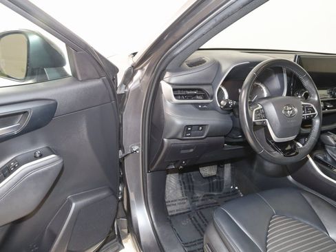 Used 2023 Toyota Highlander XSE image 48
