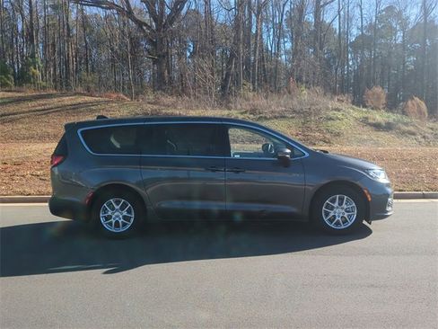 Used 2023 Chrysler Pacifica Touring-L image 14