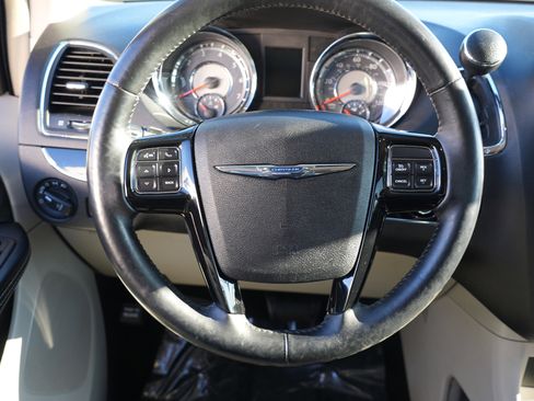 Used 2016 Chrysler Town & Country Limited image 26