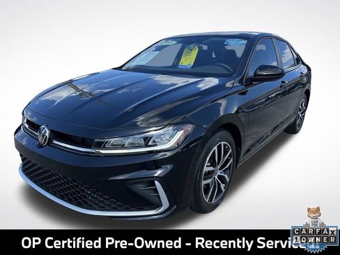 Used 2025 Volkswagen Jetta SE FWD image 3