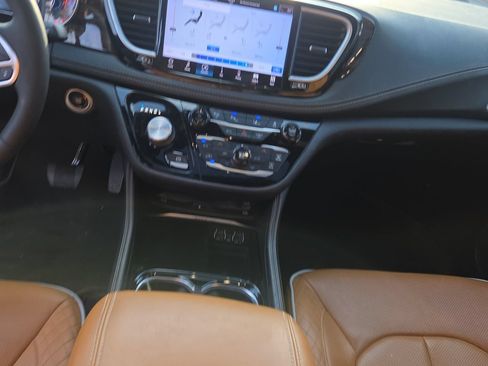 Used 2022 Chrysler Pacifica Pinnacle FWD image 15
