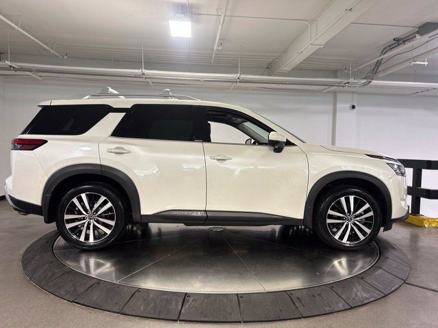 Used 2024 Nissan Pathfinder Platinum AWD/4WD image 10