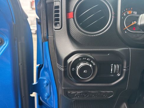 Used 2025 Jeep Wrangler Unlimited Rubicon image 16