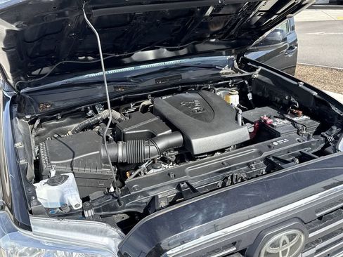 Used 2019 Toyota Tacoma SR5 AWD/4WD image 7