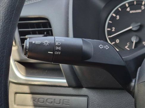 Used 2024 Nissan Rogue S FWD image 12