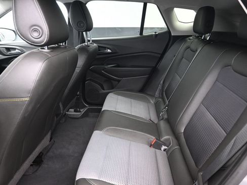 Used 2025 Chevrolet Trax LT FWD image 11