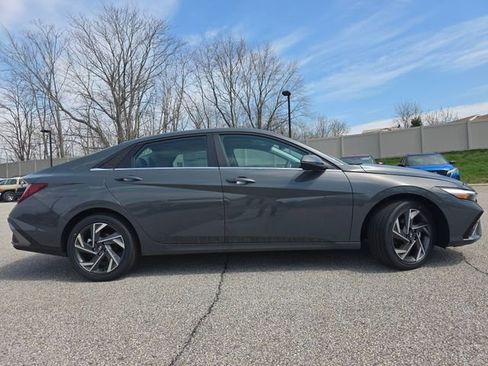 New 2026 Hyundai Elantra Limited FWD image 17