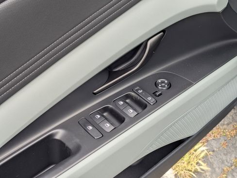 New 2025 Hyundai Elantra Limited FWD image 16