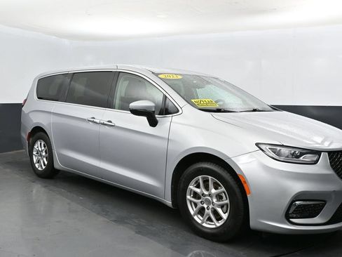 Used 2023 Chrysler Pacifica Touring-L FWD image 5