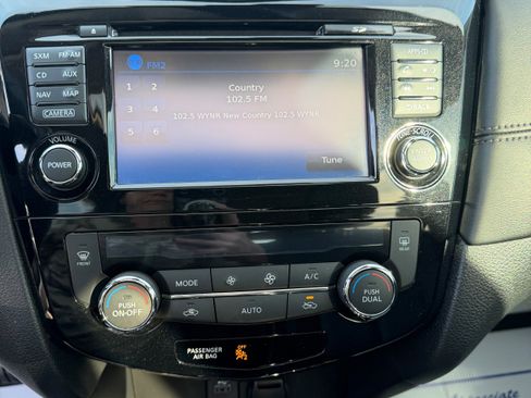 Used 2017 Nissan Rogue SL w/ SL Premium Package image 16