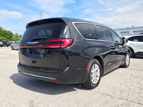 Used 2023 Chrysler Pacifica Touring-L FWD image 6