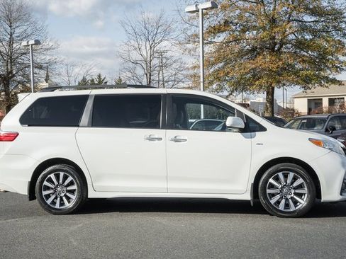 Used 2020 Toyota Sienna XLE image 3