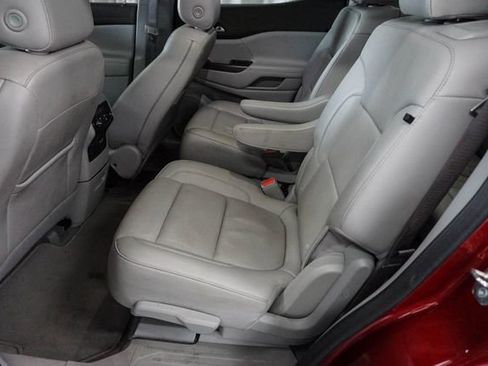 Used 2023 GMC Acadia SLT w/ Technology Package FWD image 15