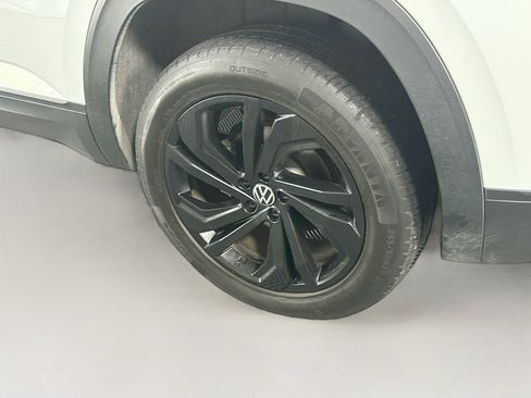 Used 2024 Volkswagen Atlas Cross Sport SE FWD image 11