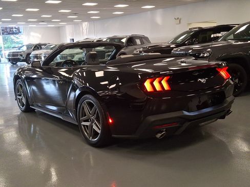 Used 2025 Ford Mustang Convertible RWD image 4