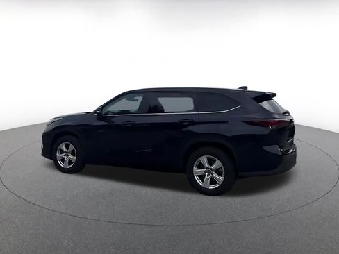 Used 2025 Toyota Highlander LE FWD image 14