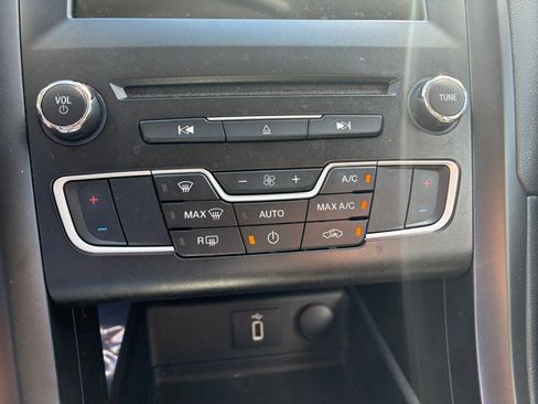 Used 2018 Ford Fusion SE w/ Equipment Group 201A FWD image 12