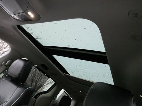 Used 2023 Chrysler Pacifica Limited image 32