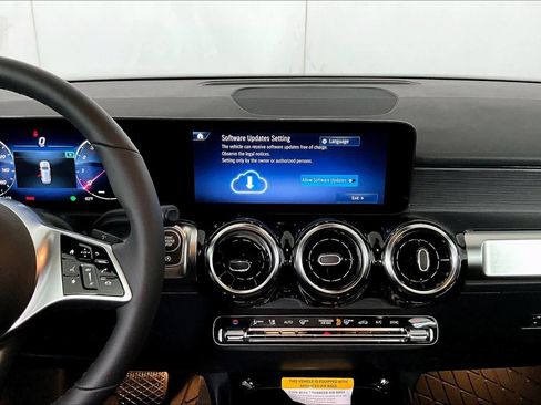 New 2026 Mercedes-Benz GLB 250 4MATIC image 9