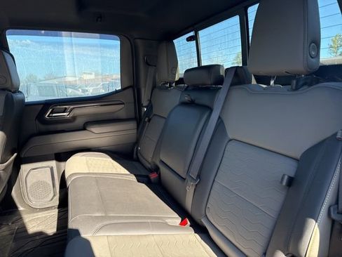 Used 2022 Chevrolet Silverado 1500 ZR2 w/ Technology Package image 11