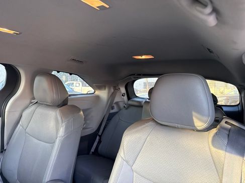 Used 2024 Toyota Sienna Limited FWD image 11