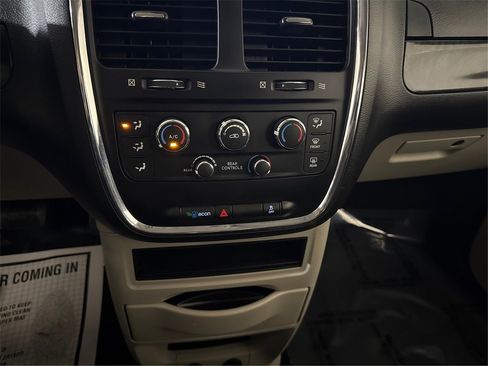 Used 2019 Dodge Grand Caravan SE w/ UConnect Hands-Free Group image 28