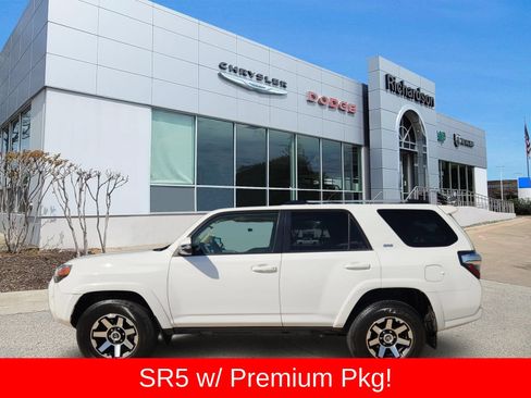 Used 2021 Toyota 4Runner SR5 Premium w/ Moonroof Package RWD image 2