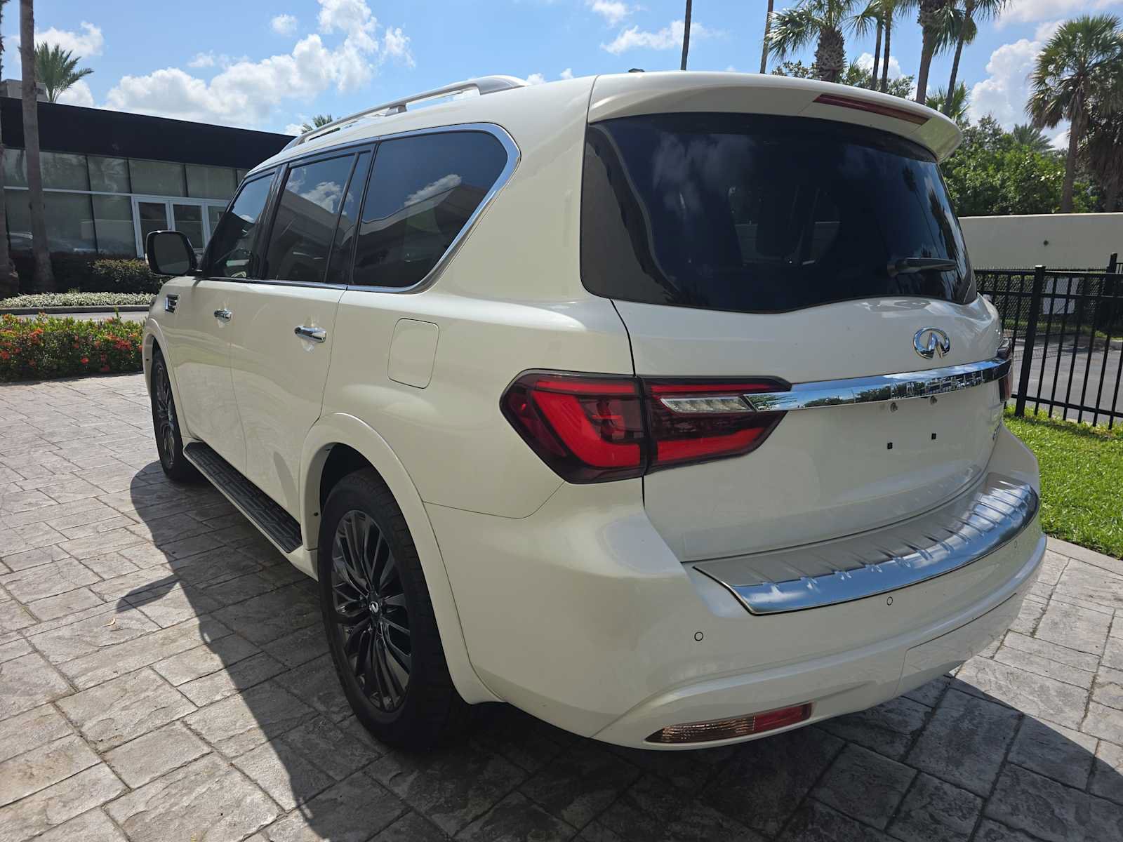 Used 2023 INFINITI QX80 Sensory w/ All-Season Package RWD image 6