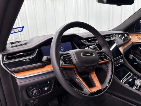 Used 2025 Jeep Grand Cherokee Summit AWD/4WD image 16
