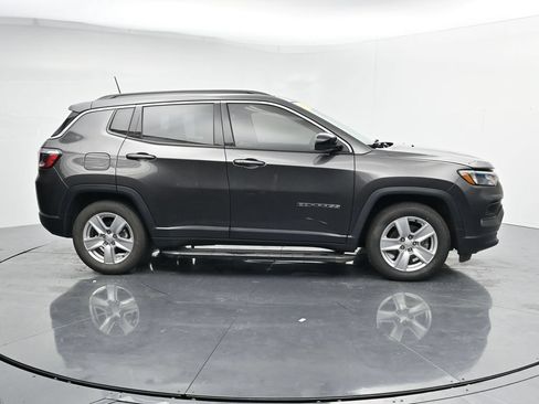 Used 2022 Jeep Compass Latitude FWD image 9