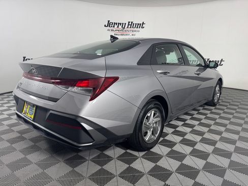 Used 2025 Hyundai Elantra SE FWD image 6