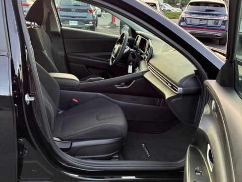 Used 2025 Hyundai Elantra SE FWD image 17