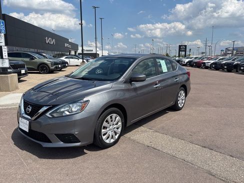 Used 2017 Nissan Sentra SV FWD image 1