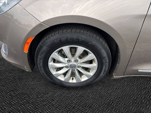 Used 2017 Chrysler Pacifica Touring-L FWD image 11