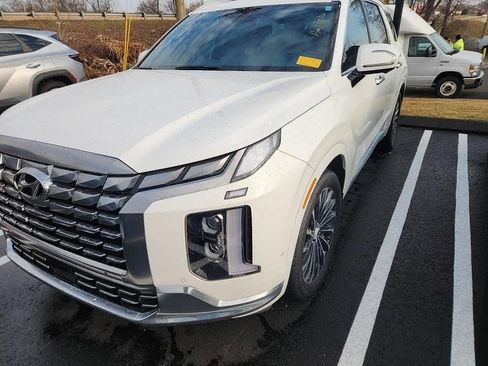 Used 2023 Hyundai Palisade Calligraphy image 2