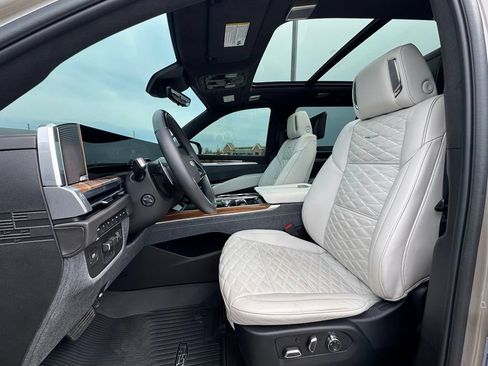 Certified 2025 Cadillac Escalade ESV Sport Platinum w/ LPO, ONYX Package AWD/4WD image 27
