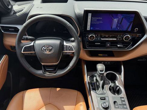 Certified 2025 Toyota Highlander Platinum AWD/4WD image 10