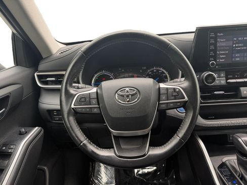 Used 2022 Toyota Highlander XLE AWD/4WD image 12