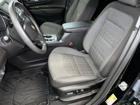 Used 2022 Chevrolet Equinox LT image 2