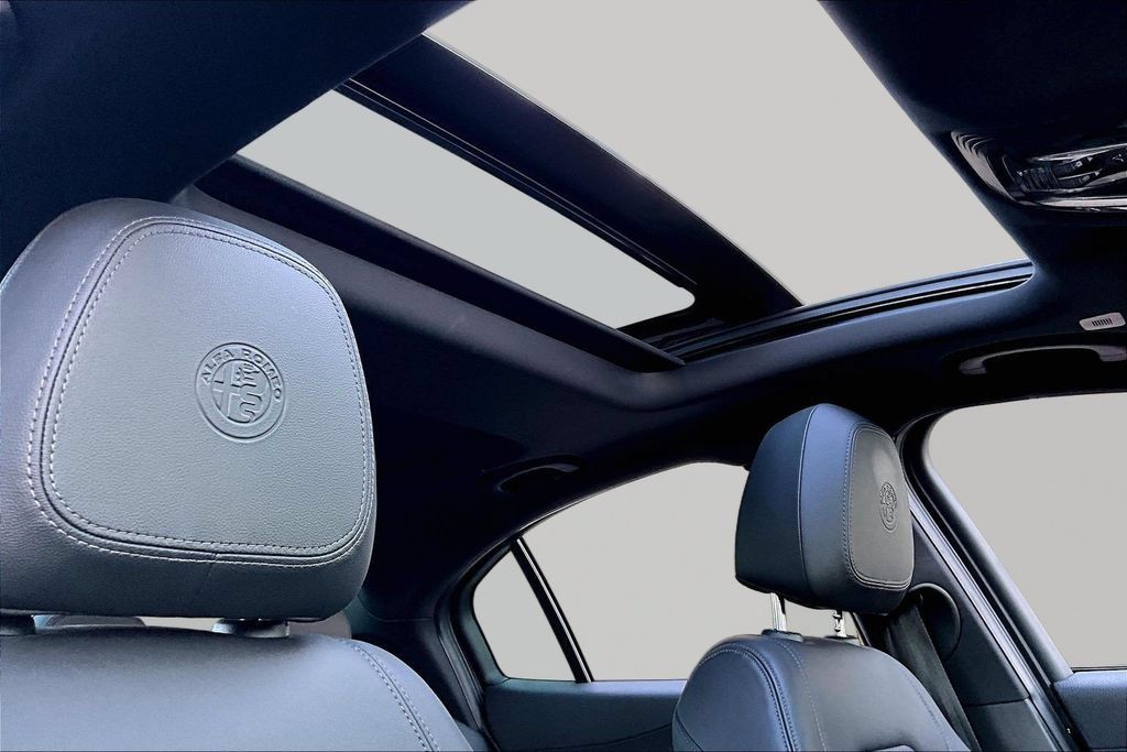 Used 2023 Alfa Romeo Giulia Veloce RWD image 22