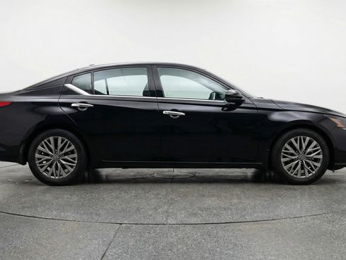 Used 2025 Nissan Altima 2.5 SV FWD image 11