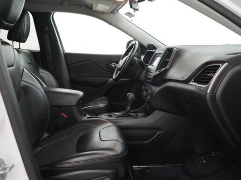 Used 2019 Jeep Cherokee Latitude Plus w/ Cold Weather Group FWD image 12