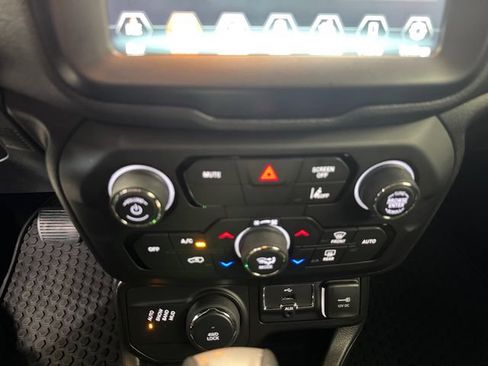 Used 2023 Jeep Renegade Altitude w/ Convenience Group I AWD/4WD image 3