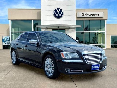 Used 2013 Chrysler 300 AWD w/ Driver Convenience Group image 4