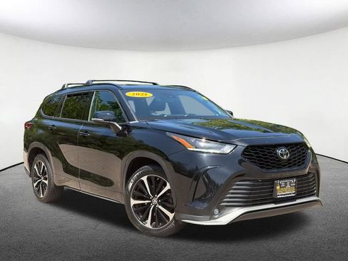 Used 2021 Toyota Highlander XSE AWD/4WD image 2