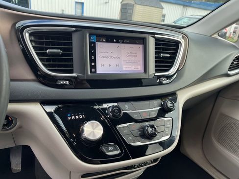 Used 2023 Chrysler Voyager LX image 22