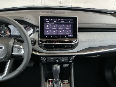 Used 2023 Jeep Compass Latitude image 8