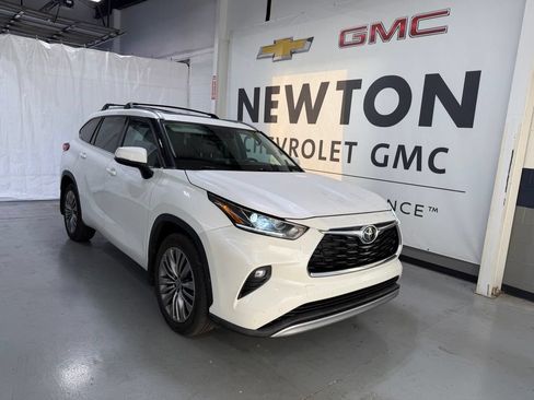 Used 2021 Toyota Highlander Platinum AWD/4WD image 2