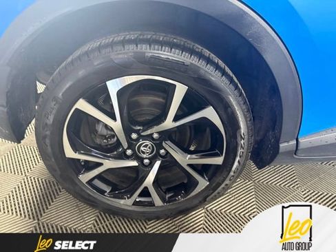 Used 2019 Toyota C-HR XLE FWD image 24